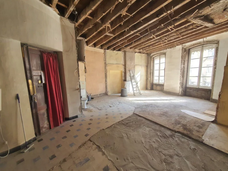 Appartement ancien en cours de démolition, poutres apparentes
