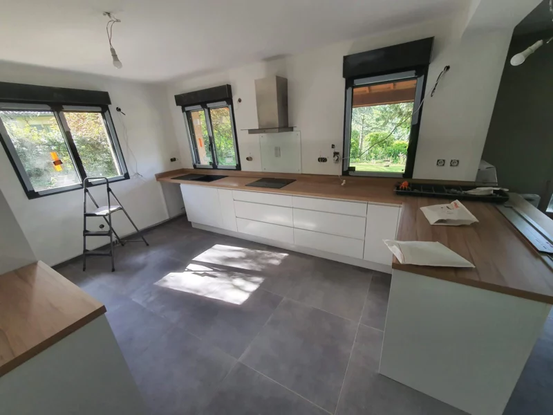 Cuisine blanche avec plan de travail bois, finitions en cours