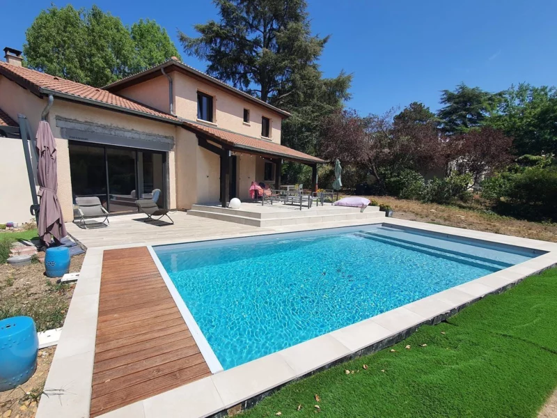 Maison rénovée avec grande baie vitrée, terrasse et piscine