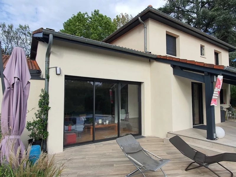 Maison rénovée avec baie vitrée et terrasse en carrelage