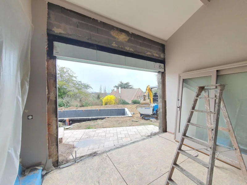 Grande ouverture dans un mur porteur, vue sur le jardin, pendant les travaux