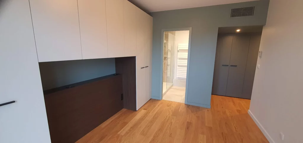 Suite parentale rénovée : placards intégrés, tête de lit en bois et salle d’eau attenante