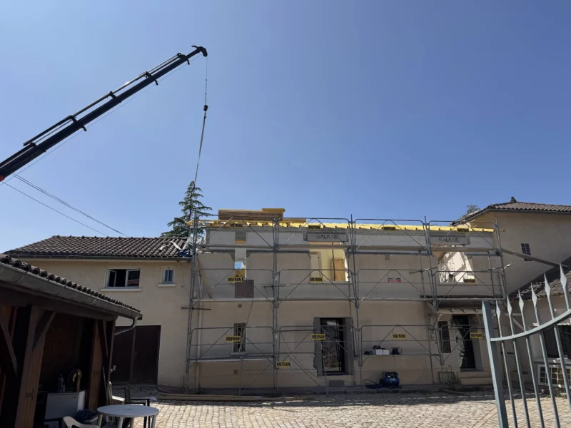 Surélévation d'un ancien corps de ferme et remplacement d'une toiture