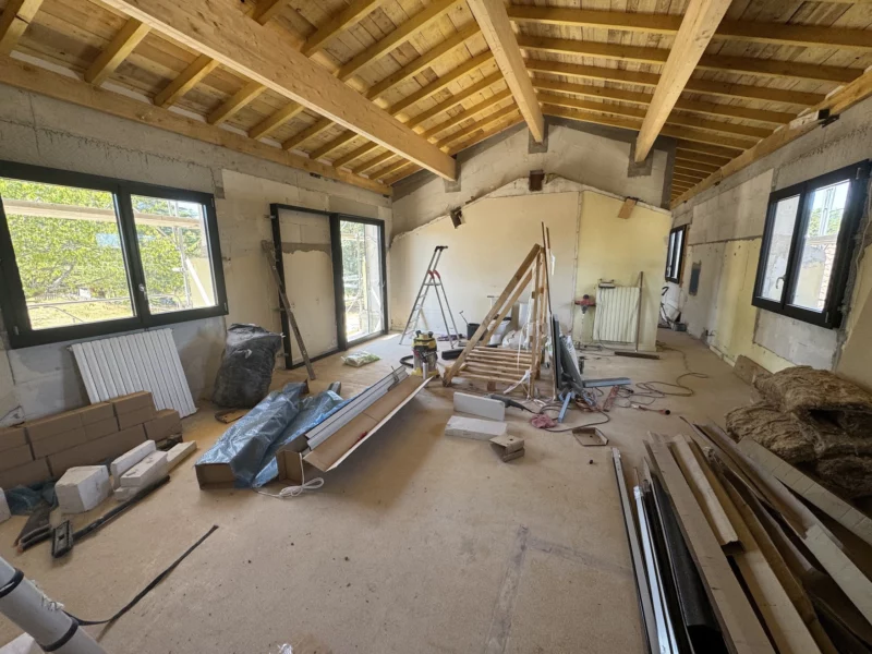 Surélévation d'un ancien corps de ferme et remplacement d'une toiture vue intérieur